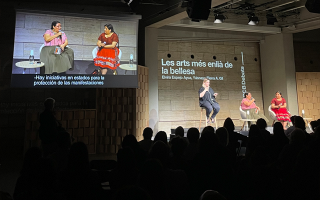 Debat en directe amb subtitulació en pantalla per facilitar l’accés a persones sordes.